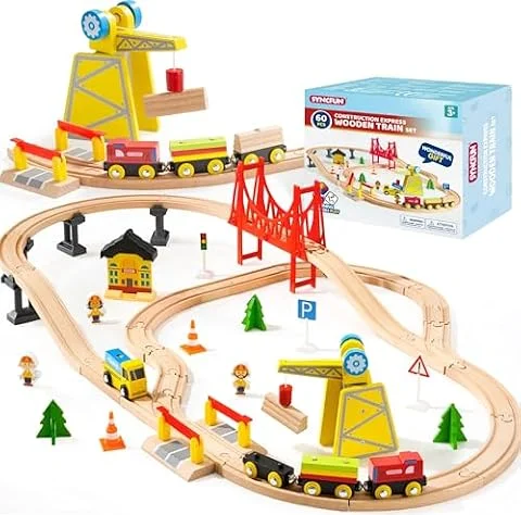SYNCFUN 60 Piezas Tren Madera Juguete Montessori para Edades de 3 4 5 6 7 Años, Tren de Construcción, Ferrocarril de Ingeniería con Grúa Magnética, Trenes y Accesorios, Regalo para Niños y Niña
